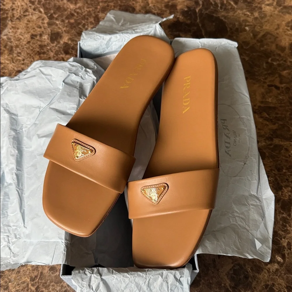 Prada ciabatte slides sandals flats camel beige leather tan gold logo sz 39.5